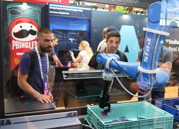 (260621) -- PARIS, June 21, 2026 -- People visit VivaTech technology startups and innovation fair in Paris, France, June 20, 2026. The fair concluded in Paris on Saturday. ) FRANCE-PARIS-VIVATECH-FAIR WuxHuiwo 