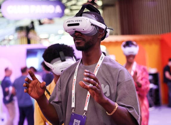 (260621) -- PARIS, June 21, 2026 -- A man experiences a VR device at VivaTech technology startups and innovation fair in Paris, France, June 20, 2026. The fair concluded in Paris on Saturday. ) FRANCE-PARIS-VIVATECH-FAIR WuxHuiwo 