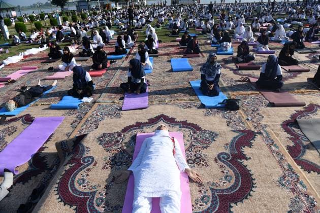 June 21, 2026, India, Jammu And Kashmir, India: People perform yoga on the occasion of International Day of Yoga on the banks of Dal Lake, in Srinagar. India India - ZUMAz120 20260621_zip_z120_003 Copyright: xBasitxZargarx