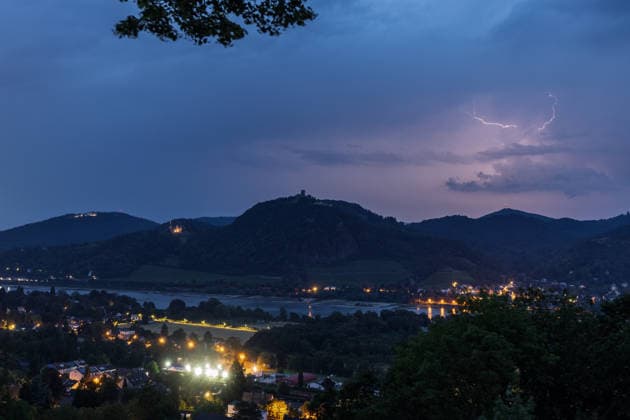 Gewitter und Wetterleuchten über dem Siebengebirge Gewitter- und Starkregenfront über dem Siebengebirge am frühen Morgen: Blick vom Heinrichsblick auf dem Rodderberg in Bonn-Mehlem auf Petersberg, Drachenburg, Drachenfels und Ölberg. Über dem Rheinland sind Blitze und Wetterleuchten zu sehen. Bonn Mehlem Nordrhein-Westfalen Deutschland *** Thunderstorms and lightning over the Siebengebirge Thunderstorms and a heavy rain front over the Siebengebirge early in the morning View from the Heinrichsblick on the Rodderberg in Bonn Mehlem toward Petersberg, Drachenburg, Drachenfels, and Ölberg. Lightning and noctilucent clouds are visible over the Rhineland. Bonn Mehlem, North Rhine-Westphalia, Germany,detected_source_language Copyright: xMarcxJohnx