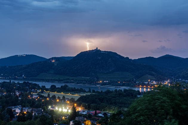 Gewitter und Wetterleuchten über dem Siebengebirge Gewitter- und Starkregenfront über dem Siebengebirge am frühen Morgen: Blick vom Heinrichsblick auf dem Rodderberg in Bonn-Mehlem auf Petersberg, Drachenburg, Drachenfels und Ölberg. Über dem Rheinland sind Blitze und Wetterleuchten zu sehen. Bonn Mehlem Nordrhein-Westfalen Deutschland *** Thunderstorms and lightning over the Siebengebirge Thunderstorms and a heavy rain front over the Siebengebirge early in the morning View from the Heinrichsblick on the Rodderberg in Bonn Mehlem toward Petersberg, Drachenburg, Drachenfels, and Ölberg. Lightning and noctilucent clouds are visible over the Rhineland. Bonn Mehlem, North Rhine-Westphalia, Germany,detected_source_language Copyright: xMarcxJohnx