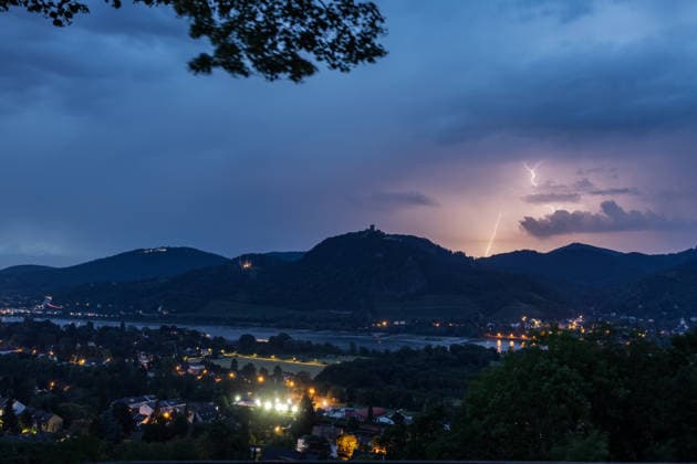 Gewitter und Wetterleuchten über dem Siebengebirge Gewitter- und Starkregenfront über dem Siebengebirge am frühen Morgen: Blick vom Heinrichsblick auf dem Rodderberg in Bonn-Mehlem auf Petersberg, Drachenburg, Drachenfels und Ölberg. Über dem Rheinland sind Blitze und Wetterleuchten zu sehen. Bonn Mehlem Nordrhein-Westfalen Deutschland *** Thunderstorms and lightning over the Siebengebirge Thunderstorms and a heavy rain front over the Siebengebirge early in the morning View from the Heinrichsblick on the Rodderberg in Bonn Mehlem toward Petersberg, Drachenburg, Drachenfels, and Ölberg. Lightning and noctilucent clouds are visible over the Rhineland. Bonn Mehlem, North Rhine-Westphalia, Germany,detected_source_language Copyright: xMarcxJohnx