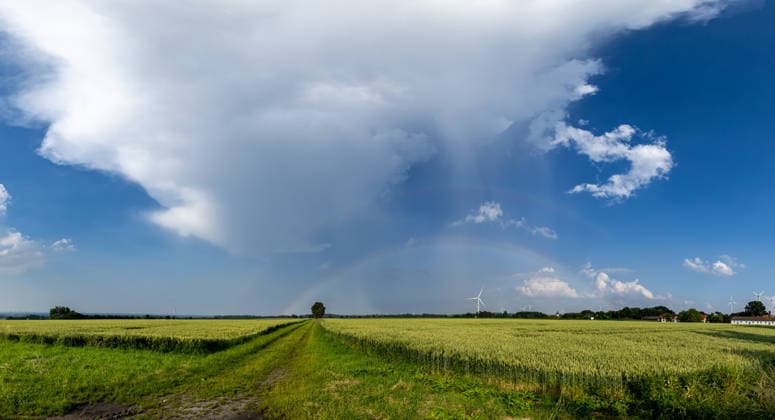 Regenbogen am 20.06.2026 in Ense Am 20.06.2026 zeigte sich über Ense ein außergewöhnlicher Regenbogen mit deutlich erkennbaren zusätzlichen Farbbändern. Die feinen Strukturen entlang des Hauptbogens entstanden durch die Wechselwirkung von Sonnenlicht und unterschiedlich großen Regentropfen und verliehen dem Himmelsphänomen ein besonders seltenes Erscheinungsbild. Die Aufnahmen dokumentieren einen eindrucksvollen atmosphärischen Moment, der weit über einen gewöhnlichen Regenbogen hinausging. Es scheint eine Mischung aus Interferenzbogen und gespaltenem Regenbogen zu sein *** Rainbow on June 20, 2026, in Ense On June 20, 2026, an extraordinary rainbow appeared over Ense, featuring clearly visible additional color bands. The delicate Copyright: xx xChantalxAndersx