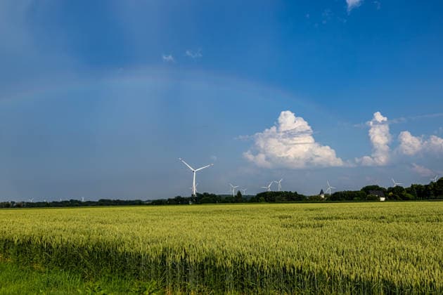 Regenbogen am 20.06.2026 in Ense Am 20.06.2026 zeigte sich über Ense ein außergewöhnlicher Regenbogen mit deutlich erkennbaren zusätzlichen Farbbändern. Die feinen Strukturen entlang des Hauptbogens entstanden durch die Wechselwirkung von Sonnenlicht und unterschiedlich großen Regentropfen und verliehen dem Himmelsphänomen ein besonders seltenes Erscheinungsbild. Die Aufnahmen dokumentieren einen eindrucksvollen atmosphärischen Moment, der weit über einen gewöhnlichen Regenbogen hinausging. Es scheint eine Mischung aus Interferenzbogen und gespaltenem Regenbogen zu sein *** Rainbow on June 20, 2026, in Ense On June 20, 2026, an extraordinary rainbow appeared over Ense, featuring clearly visible additional color bands. The delicate Copyright: xx xChantalxAndersx