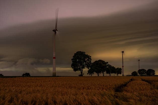 Gewitter am Morgen des 21.06.2026 in NRW Am Morgen des 21.06.2026 zog eine markante Shelfcloud über Ense hinweg. Die eindrucksvolle Böenfront kündigte das herannahende Gewitter bereits aus großer Entfernung an und zeigte sich mit einer ausgeprägten Wolkenstruktur, begleitet von einzelnen Blitzen und spektakulären Lichtstimmungen. Die Aufnahmen dokumentieren die Dynamik und Kraft dieses sommerlichen Gewitters über Nordrhein-Westfalen. *** Thunderstorm on the Morning of June 21, 2026, in North Rhine-Westphalia On the morning of June 21, 2026, a striking shelf cloud passed over Ense. The impressive squall line signaled the approaching thunderstorm from a great distance and was characterized by a distinct cloud structure, accompanied by Copyright: xx xChantalxAndersx