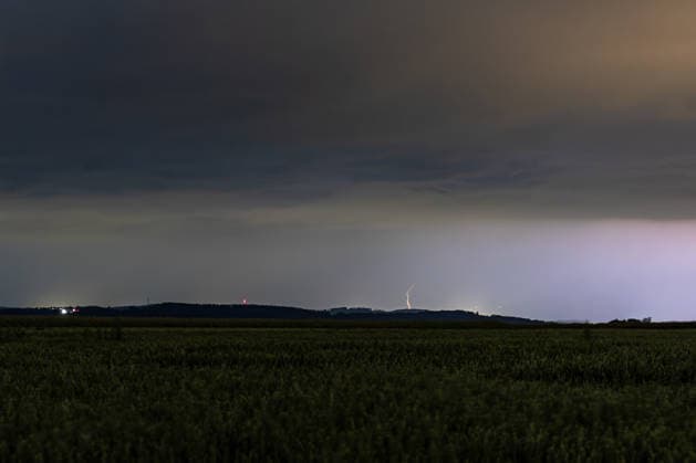 Gewitter am Morgen des 21.06.2026 in NRW Während sich das Gewitter am Morgen des 21.06.2026 über Ense näherte, waren zunächst nur vereinzelte Blitze am Horizont zu beobachten. Mit zunehmender Intensität entwickelte sich die Gewitterzelle zu einem nahezu ununterbrochenen Blitzfeuerwerk, bei dem die Wolken im Sekundentakt von zahlreichen Entladungen erhellt wurden. *** Thunderstorm on the morning of June 21, 2026, in North Rhine-Westphalia As the thunderstorm approached Ense on the morning of June 21, 2026, only isolated flashes of lightning were initially visible on the horizon. As the intensity increased, the thunderstorm cell developed into an almost continuous display of lightning, with the clouds illuminated by numerous discharges e Copyright: xx xChantalxAndersx