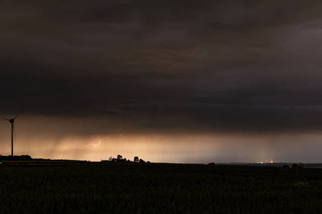 Gewitter am Morgen des 21.06.2026 in NRW Während sich das Gewitter am Morgen des 21.06.2026 über Ense näherte, waren zunächst nur vereinzelte Blitze am Horizont zu beobachten. Mit zunehmender Intensität entwickelte sich die Gewitterzelle zu einem nahezu ununterbrochenen Blitzfeuerwerk, bei dem die Wolken im Sekundentakt von zahlreichen Entladungen erhellt wurden. *** Thunderstorm on the morning of June 21, 2026, in North Rhine-Westphalia As the thunderstorm approached Ense on the morning of June 21, 2026, only isolated flashes of lightning were initially visible on the horizon. As the intensity increased, the thunderstorm cell developed into an almost continuous display of lightning, with the clouds illuminated by numerous discharges e Copyright: xx xChantalxAndersx