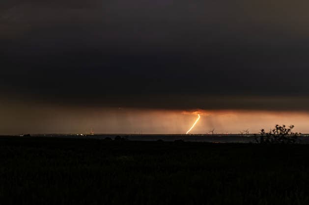 Gewitter am Morgen des 21.06.2026 in NRW Während sich das Gewitter am Morgen des 21.06.2026 über Ense näherte, waren zunächst nur vereinzelte Blitze am Horizont zu beobachten. Mit zunehmender Intensität entwickelte sich die Gewitterzelle zu einem nahezu ununterbrochenen Blitzfeuerwerk, bei dem die Wolken im Sekundentakt von zahlreichen Entladungen erhellt wurden. *** Thunderstorm on the morning of June 21, 2026, in North Rhine-Westphalia As the thunderstorm approached Ense on the morning of June 21, 2026, only isolated flashes of lightning were initially visible on the horizon. As the intensity increased, the thunderstorm cell developed into an almost continuous display of lightning, with the clouds illuminated by numerous discharges e Copyright: xx xChantalxAndersx