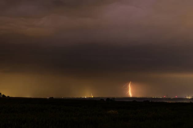 Gewitter am Morgen des 21.06.2026 in NRW Während sich das Gewitter am Morgen des 21.06.2026 über Ense näherte, waren zunächst nur vereinzelte Blitze am Horizont zu beobachten. Mit zunehmender Intensität entwickelte sich die Gewitterzelle zu einem nahezu ununterbrochenen Blitzfeuerwerk, bei dem die Wolken im Sekundentakt von zahlreichen Entladungen erhellt wurden. *** Thunderstorm on the morning of June 21, 2026, in North Rhine-Westphalia As the thunderstorm approached Ense on the morning of June 21, 2026, only isolated flashes of lightning were initially visible on the horizon. As the intensity increased, the thunderstorm cell developed into an almost continuous display of lightning, with the clouds illuminated by numerous discharges e Copyright: xx xChantalxAndersx