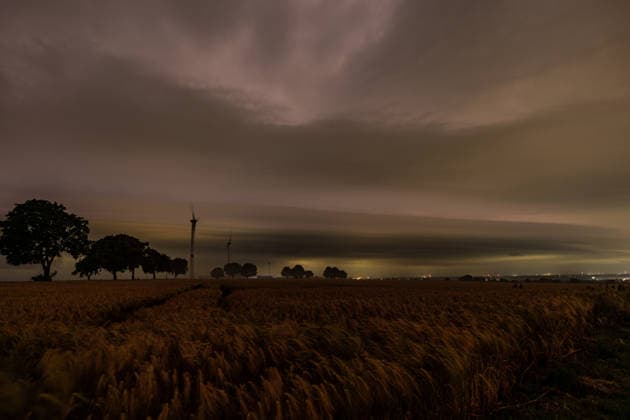 Gewitter am Morgen des 21.06.2026 in NRW Am Morgen des 21.06.2026 zog eine markante Shelfcloud über Ense hinweg. Die eindrucksvolle Böenfront kündigte das herannahende Gewitter bereits aus großer Entfernung an und zeigte sich mit einer ausgeprägten Wolkenstruktur, begleitet von einzelnen Blitzen und spektakulären Lichtstimmungen. Die Aufnahmen dokumentieren die Dynamik und Kraft dieses sommerlichen Gewitters über Nordrhein-Westfalen. *** Thunderstorm on the morning of June 21, 2026, in North Rhine-Westphalia On the morning of June 21, 2026, a striking shelf cloud passed over Ense. The impressive squall line signaled the approaching thunderstorm from a great distance and was characterized by a distinct cloud structure, accompanied by Copyright: xx xChantalxAndersx
