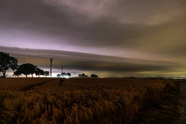 Gewitter am Morgen des 21.06.2026 in NRW Am Morgen des 21.06.2026 zog eine markante Shelfcloud über Ense hinweg. Die eindrucksvolle Böenfront kündigte das herannahende Gewitter bereits aus großer Entfernung an und zeigte sich mit einer ausgeprägten Wolkenstruktur, begleitet von einzelnen Blitzen und spektakulären Lichtstimmungen. Die Aufnahmen dokumentieren die Dynamik und Kraft dieses sommerlichen Gewitters über Nordrhein-Westfalen. *** Thunderstorm on the morning of June 21, 2026, in North Rhine-Westphalia On the morning of June 21, 2026, a striking shelf cloud passed over Ense. The impressive squall line signaled the approaching thunderstorm from a great distance and was characterized by a distinct cloud structure, accompanied by Copyright: xx xChantalxAndersx