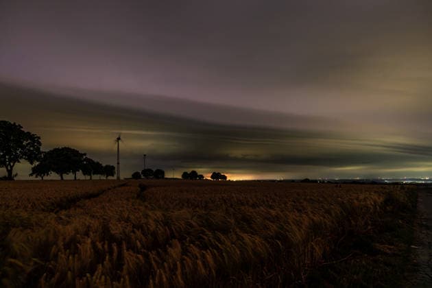 Gewitter am Morgen des 21.06.2026 in NRW Am Morgen des 21.06.2026 zog eine markante Shelfcloud über Ense hinweg. Die eindrucksvolle Böenfront kündigte das herannahende Gewitter bereits aus großer Entfernung an und zeigte sich mit einer ausgeprägten Wolkenstruktur, begleitet von einzelnen Blitzen und spektakulären Lichtstimmungen. Die Aufnahmen dokumentieren die Dynamik und Kraft dieses sommerlichen Gewitters über Nordrhein-Westfalen. *** Thunderstorm on the morning of June 21, 2026, in North Rhine-Westphalia On the morning of June 21, 2026, a striking shelf cloud passed over Ense. The impressive squall line signaled the approaching thunderstorm from a great distance and was characterized by a distinct cloud structure, accompanied by Copyright: xx xChantalxAndersx
