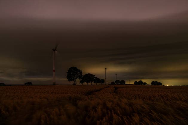 Gewitter am Morgen des 21.06.2026 in NRW Am Morgen des 21.06.2026 zog eine markante Shelfcloud über Ense hinweg. Die eindrucksvolle Böenfront kündigte das herannahende Gewitter bereits aus großer Entfernung an und zeigte sich mit einer ausgeprägten Wolkenstruktur, begleitet von einzelnen Blitzen und spektakulären Lichtstimmungen. Die Aufnahmen dokumentieren die Dynamik und Kraft dieses sommerlichen Gewitters über Nordrhein-Westfalen. *** Thunderstorm on the morning of June 21, 2026, in North Rhine-Westphalia On the morning of June 21, 2026, a striking shelf cloud passed over Ense. The impressive squall line signaled the approaching thunderstorm from a great distance and was characterized by a distinct cloud structure, accompanied by Copyright: xx xChantalxAndersx