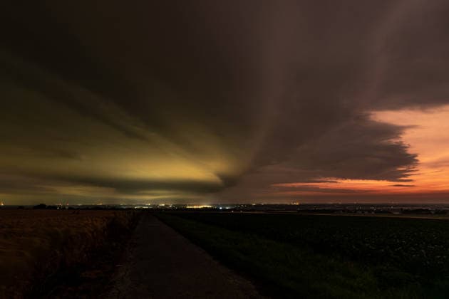 Gewitter am Morgen des 21.06.2026 in NRW Am Morgen des 21.06.2026 zog eine markante Shelfcloud über Ense hinweg. Die eindrucksvolle Böenfront kündigte das herannahende Gewitter bereits aus großer Entfernung an und zeigte sich mit einer ausgeprägten Wolkenstruktur, begleitet von einzelnen Blitzen und spektakulären Lichtstimmungen. Die Aufnahmen dokumentieren die Dynamik und Kraft dieses sommerlichen Gewitters über Nordrhein-Westfalen. *** Thunderstorm on the morning of June 21, 2026, in North Rhine-Westphalia On the morning of June 21, 2026, a striking shelf cloud passed over Ense. The impressive squall line signaled the approaching thunderstorm from a great distance and was characterized by a distinct cloud structure, accompanied by Copyright: xx xChantalxAndersx