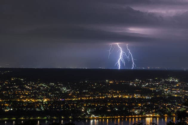 Gewitter über dem Rheinland Gewitter- und Starkregenfront über dem Bonner Rheintal in der Nacht: Blick vom Petersberg im Siebengebirge auf Bad Godesberg. In der Höhe von Meckenheim schlagen Blitze aus der heranziehenden Gewitterfront ein. Königswinter Petersberg Nordrhein-Westfalen Deutschland *** Thunderstorm over the Rhineland; a thunderstorm and heavy rain front over the Bonn Rhine Valley at night; view of Bad Godesberg from Petersberg in the Siebengebirge; lightning strikes from the approaching thunderstorm front near Meckenheim; Königswinter, Petersberg, North Rhine-Westphalia, Germany,detected_source_language Copyright: xMarcxJohnx