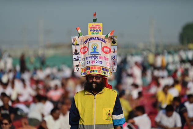 June 21, 2026, Prayagraj, Uttar Pradesh, India: Prayagraj: A social worker with poster during a Yoga session at Sangam on the occasion of 12th International Yoga Day, in Prayagraj on Sunday, June 21, 2026. Prayagraj India - ZUMAv115 20260621_zap_v115_024 Copyright: xPrabhatxKumarxVermax