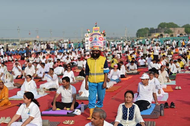 June 21, 2026, Prayagraj, Uttar Pradesh, India: Prayagraj: A social worker with poster during a Yoga session at Sangam on the occasion of 12th International Yoga Day, in Prayagraj on Sunday, June 21, 2026. Prayagraj India - ZUMAv115 20260621_zap_v115_025 Copyright: xPrabhatxKumarxVermax
