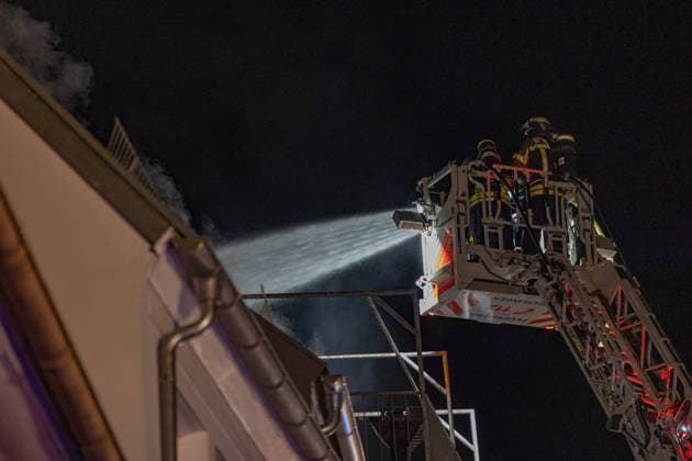 Blaulicht: Dachstuhlbrand in der Kanzleistrasse Reutlingen am 21.06.2026, Blaulicht: Dachstuhlbrand in der Kanzleistrasse Reutlingen am 21.06.2026, *** Emergency Copyright: xEibner-Pressefoto DimitrixDrofitx EP_ddh