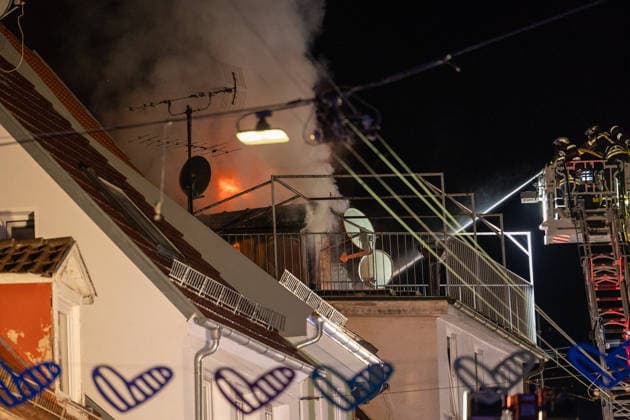 Blaulicht: Dachstuhlbrand in der Kanzleistrasse Reutlingen am 21.06.2026, Blaulicht: Dachstuhlbrand in der Kanzleistrasse Reutlingen am 21.06.2026, *** Emergency Copyright: xEibner-Pressefoto DimitrixDrofitx EP_ddh