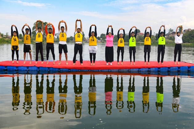 June 21, 2026, India, Jammu And Kashmir, India: People perform floating yoga on the occasion of International Day of Yoga at Pokhribal lake, in Srinagar. India India - ZUMAz120 20260621_zip_z120_021 Copyright: xBasitxZargarx