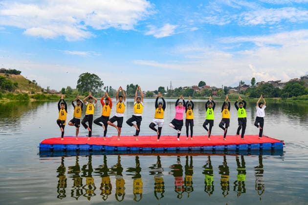 June 21, 2026, India, Jammu And Kashmir, India: People perform floating yoga on the occasion of International Day of Yoga at Pokhribal lake, in Srinagar. India India - ZUMAz120 20260621_zip_z120_029 Copyright: xBasitxZargarx
