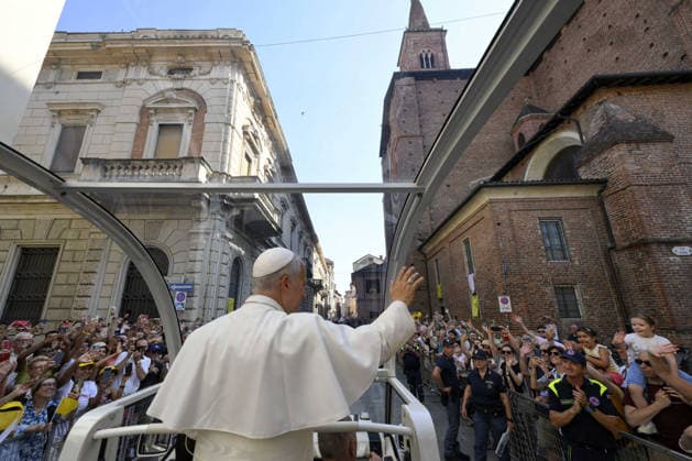 Pope Leo XIV Visits Cathedral In Pavia - Italy Pope Leo XIV meets with civic and religious authorities and the faithful gathered in the central Piazza Duomo during his one day pastoral visit to Pavia, northern Italy, on June 20, 2026 in Pavia, Italy. Photo by (EV) Simone Risoluti Vatican Media ABACAPRESS.COM Pavia Italy  Copyright: xABACAx