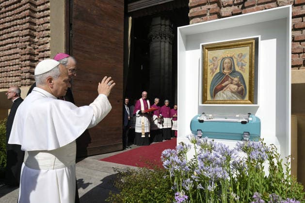 Pope Leo XIV Visits Cathedral In Pavia - Italy Pope Leo XIV meets with civic and religious authorities and the faithful gathered in the central Piazza Duomo during his one day pastoral visit to Pavia, northern Italy, on June 20, 2026 in Pavia, Italy. Photo by (EV) Simone Risoluti Vatican Media ABACAPRESS.COM Pavia Italy  Copyright: xABACAx