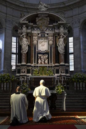 Pope Leo XIV Visits Cathedral In Pavia - Italy Pope Leo XIV prays in the Duomo during his one day pastoral visit to Pavia, northern Italy, on June 20, 2026 in Pavia, Italy. Photo by (EV) Simone Risoluti Vatican Media ABACAPRESS.COM Pavia Italy  Copyright: xABACAx