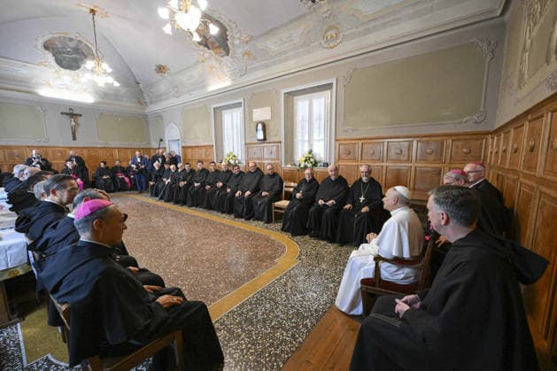 Pope Leo XIV Visits Cathedral In Pavia - Italy Pope Leo XIV meets with the Agustinian community at the Basilica of Saint Peter in the Golden Sky, the 8th-century church where St Augustine is buried, during his one day pastoral visit to Pavia, northern Italy, on June 20, 2026 in Pavia, Italy. Photo by (EV) Simone Risoluti Vatican Media ABACAPRESS.COM Pavia Italy  Copyright: xABACAx