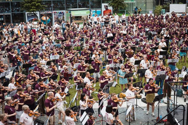 Symphonic Mob, Flashmob im Sony Center, Berlin, 20.06.2026 Symphonic Mob des Deutschen Symphonie-Orchester (DSO) unter der Leitung seines künftigen Chefdirigenten Kazuki Yamada am 20.06.2026. Profis und Hobbymusiker spielen gemeinsam Werke von Brahms, Mozart, Haydn und Bizet im ehemaligen Berliner Sony Center am Potsdamer Platz. Berlin Sony Center Berlin Deutschland *** Symphonic Mob, Flash Mob at the Sony Center, Berlin, June 20, 2026 Copyright: xGüntherxDornx