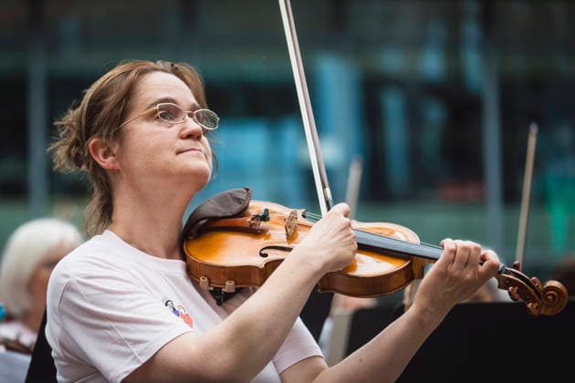 Symphonic Mob, Flashmob im Sony Center, Berlin, 20.06.2026 Symphonic Mob des Deutschen Symphonie-Orchester (DSO) unter der Leitung seines künftigen Chefdirigenten Kazuki Yamada am 20.06.2026. Profis und Hobbymusiker spielen gemeinsam Werke von Brahms, Mozart, Haydn und Bizet im ehemaligen Berliner Sony Center am Potsdamer Platz. Berlin Sony Center Berlin Deutschland *** Symphonic Mob, Flash Mob at the Sony Center, Berlin, June 20, 2026 Copyright: xGüntherxDornx