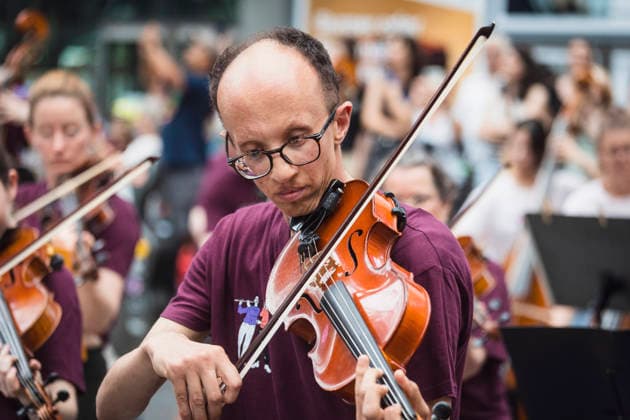Symphonic Mob, Flashmob im Sony Center, Berlin, 20.06.2026 Symphonic Mob des Deutschen Symphonie-Orchester (DSO) unter der Leitung seines künftigen Chefdirigenten Kazuki Yamada am 20.06.2026. Profis und Hobbymusiker spielen gemeinsam Werke von Brahms, Mozart, Haydn und Bizet im ehemaligen Berliner Sony Center am Potsdamer Platz. Berlin Sony Center Berlin Deutschland *** Symphonic Mob, Flash Mob at the Sony Center, Berlin, June 20, 2026 Copyright: xGüntherxDornx