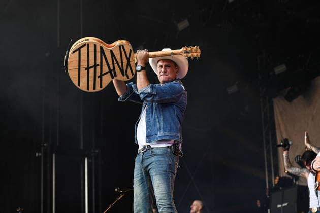 The Boss Hoss Back to the Boots LIVE Summer 2026, Kluturfabrik Cortendorf Concert, Live Music The Boss Hoss Back to the Boots LIVE Summer 2026 20 Jun 2026 Kluturfabrik Cortendorf, Coburg, Germany Image: Sascha Hoss Power, of The Boss Hoss, thanks the fans at the Kluturfabrik Cortendorf with a message on the back of his guitar. Copyright: xPresseFotoxEvansx