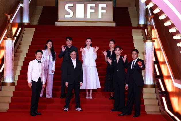 SHANGHAI, CHINA - JUNE 20: Actor Zhang Songwen and actress Isabella Leong arrive at the red carpet of the closing ceremony for the 28th Shanghai International Film Festival on June 20, 2026 in Shanghai, China.  Copyright: xVCGx 111649518328
