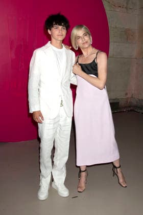 Selma Blair mit Sohn Arthur Saint Bleick beim Amazon Prime Video Popup Event Elle World zum 25. Geburtstag des Films ˜Legally Blonde Natürlich blond˜ und zur Serie ˜Elle˜ in der Hall des Lumieres. New York, 20.06.2026 *** Selma Blair with her son Arthur Saint Bleick at the Amazon Prime Video pop-up event Elle World, celebrating the 25th anniversary of the film Legally Blonde and the series Elle, at the Hall des Lumières in New York, June 20, 2026,detected_source_language Foto:xB.xHinex xFuturexImagex elle_6628