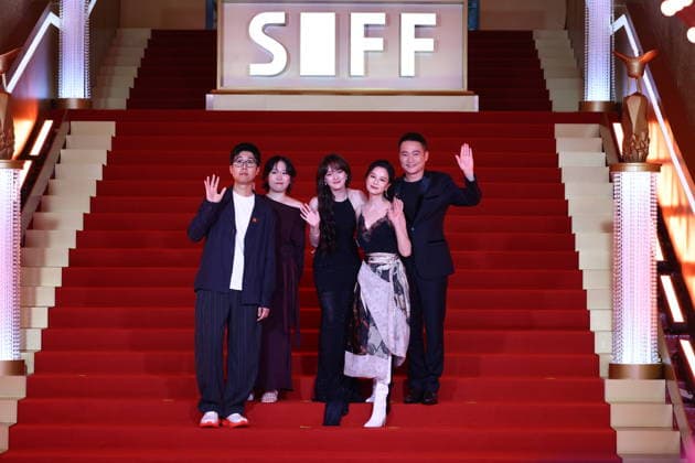 SHANGHAI, CHINA - JUNE 20: Director Liu Xiaoyang, screenwriter Zhang Xiaoying, actress Vicky Chen (aka Wen Qi), actress Ni Hongjie and actor Yu Entai arrive at the red carpet of the closing ceremony for the 28th Shanghai International Film Festival on June 20, 2026 in Shanghai, China.  Copyright: xVCGx 111649518311