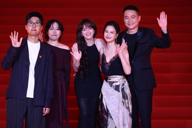 SHANGHAI, CHINA - JUNE 20: Director Liu Xiaoyang, screenwriter Zhang Xiaoying, actress Vicky Chen (aka Wen Qi), actress Ni Hongjie and actor Yu Entai arrive at the red carpet of the closing ceremony for the 28th Shanghai International Film Festival on June 20, 2026 in Shanghai, China.  Copyright: xVCGx 111649518312