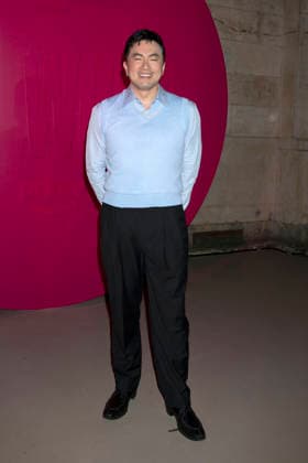 Bowen Yang beim Amazon Prime Video Popup Event Elle World zum 25. Geburtstag des Films ˜Legally Blonde Natürlich blond˜ und zur Serie ˜Elle˜ in der Hall des Lumieres. New York, 20.06.2026 *** Bowen Yang at the Amazon Prime Video pop-up event Elle World, celebrating the 25th anniversary of the film ˜Legally Blonde˜ and the series ˜Elle˜, at the Hall des Lumières in New York, June 20, 2026,detected_source_language Foto:xB.xHinex xFuturexImagex elle_6639