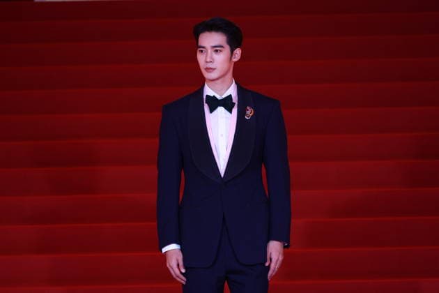 SHANGHAI, CHINA - JUNE 20: Actor Yosh Yu Shi arrives at the red carpet of the closing ceremony for the 28th Shanghai International Film Festival on June 20, 2026 in Shanghai, China.  Copyright: xVCGx 111649518302