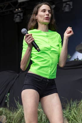 Bar Italia perform at Halifax Piece Hall Nina Cristante of Bar Italia performs at Piece Hall, Halifax, England, 20th June 2026, Credit:Mike Gray MIKE GRAY - B4227 Avalon  Copyright: xMikexGrayx xMIKExGRAYx-xB4227x xAvalonx 1111529114