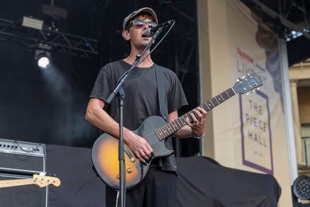 Bar Italia perform at Halifax Piece Hall Sam Fenton of Bar Italia performs at Piece Hall, Halifax, England, 20th June 2026, Credit:Mike Gray MIKE GRAY - B4227 Avalon  Copyright: xMikexGrayx xMIKExGRAYx-xB4227x xAvalonx 1111529215
