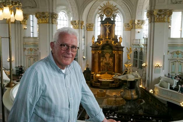 CNTV MICHEL- Hauptpastor Alexander Roeder, dem Innenraum der Kirche Evakuierungsuebung. Zum erstmal Evakuierung des Hamburger Michels Notfall Uebung der Kirchengemeinde mit ueber 1500 Personen 20.06.2026 Hamburg - Innenstadt - Hauptkirche St. Michaelis,Michel ist ein evangelischer Sakralbau in der Neustadt von Hamburg Hamburg Deutschland *** CNTV MICHEL Senior Pastor Alexander Roeder, Inside the Church Evacuation Drill