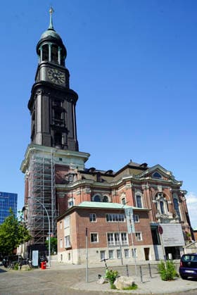 CNTV MICHEL- Aussenansicht der Kirche Evakuierungsuebung.Zum erstmal Evakuierung des Hamburger Michels Notfall Uebung der Kirchengemeinde mit ueber 1500 Personen 20.06.2026 Hamburg - Innenstadt - Hauptkirche St. Michaelis,Michel ist ein evangelischer Sakralbau in der Neustadt von Hamburg Hamburg Deutschland *** CNTV MICHEL Exterior view of the church Evacuation drill First-ever evacuation of Hamburgs St. Michaels Church Emergency drill by the parish involving over 1,500 people June 20, 2026 Hamburg city center St. Michaels Church,St. Michael’s is a Protestant church located in Hamburg’s Neustadt district, Hamburg, Germany,detected_source_language