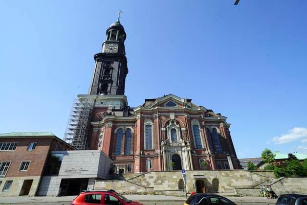 CNTV MICHEL- Aussenansicht der Kirche Evakuierungsuebung.Zum erstmal Evakuierung des Hamburger Michels Notfall Uebung der Kirchengemeinde mit ueber 1500 Personen 20.06.2026 Hamburg - Innenstadt - Hauptkirche St. Michaelis,Michel ist ein evangelischer Sakralbau in der Neustadt von Hamburg Hamburg Deutschland *** CNTV MICHEL Exterior view of the church Evacuation drill First-ever evacuation of Hamburgs St. Michaels Church Emergency drill by the parish involving over 1,500 people June 20, 2026 Hamburg city center St. Michaels Church,St. Michael’s is a Protestant church located in Hamburg’s Neustadt district, Hamburg, Germany,detected_source_language
