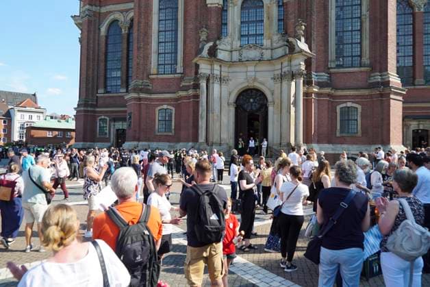 CNTV MICHEL- Kirchenbesucher verlassen das Gottesaus unter Polizei Aufsicht Kirche Evakuierungsuebung.Zum erstmal Evakuierung des Hamburger Michels Notfall Uebung der Kirchengemeinde mit ueber 1500 Personen 20.06.2026 Hamburg - Innenstadt - Hauptkirche St. Michaelis,Michel ist ein evangelischer Sakralbau in der Neustadt von Hamburg Hamburg Deutschland *** CNTV MICHEL Churchgoers leave the service under police supervision Church evacuation drill First-ever evacuation drill at Hamburg’s St. Michael’s Church Emergency drill organized by the parish with over 1,500 people June 20, 2026 Hamburg City Center, St. Michael’s Church,St. Michael’s is a Protestant church located in Hamburg’s Neustadt district, Hamburg, Germany,detected_source_language