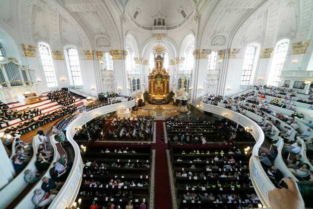 CNTV MICHEL- Innenansicht Innenraum der Kirche Evakuierungsuebung.Zum erstmal Evakuierung des Hamburger Michels Notfall Uebung der Kirchengemeinde mit ueber 1500 Personen 20.06.2026 Hamburg - Innenstadt - Hauptkirche St. Michaelis,Michel ist ein evangelischer Sakralbau in der Neustadt von Hamburg Hamburg Deutschland *** CNTV MICHEL Interior View of the Church Evacuation Drill