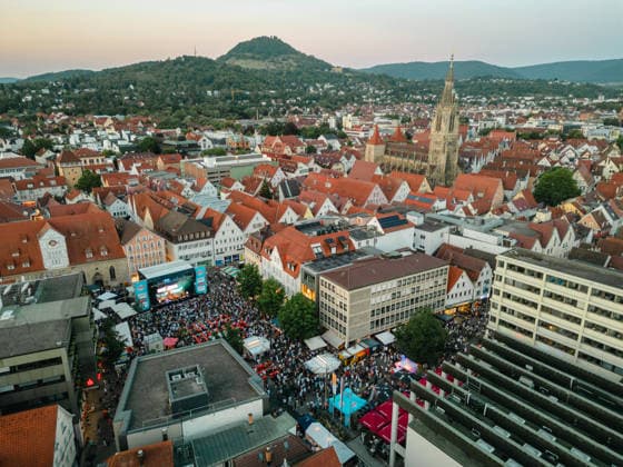 Themenbilder: Stadtfest Reutlingen, 20.06.2026, Themenbilder: Stadtfest Reutlingen, 20.06.2026, Drohnenfoto, Blick auf Reutlinger Marktplatz, Marienkirche und Achalm *** Themed Photos from the Reutlingen City Festival, June 20, 2026, Themed Photos from the Reutlingen City Festival, June 20, 2026, Drone photo, view of Reutlingens market square, St. Marys Church, and Achalm,detected_source_language Copyright: xDROFITSCH EIBNERx EP_ddh