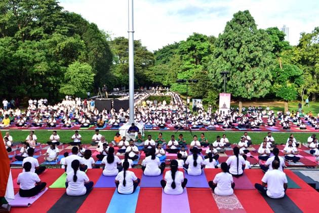 (260621) -- COLOMBO, June 21, 2026 -- People take part in a yoga session to celebrate the International Day of Yoga in Colombo, Sri Lanka, June 21, 2026. (Photo by Xinhua) SRI LANKA-COLOMBO-INT L YOGA DAY GayanxSameera 