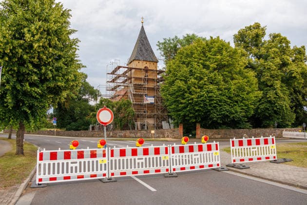 20.06.2026 - Die Kirche in Papendorf bei Pasewalk droht einzustürzen. Um das zu verhindern, sollen Baumaßnahmen stattfinden. Ein Gerüst wurde dafür schon montiert Papendorf Mecklenburg Vorpommern Deutschland *** June 20, 2026 The church in Papendorf near Pasewalk is in danger of collapsing. To prevent this, construction work is scheduled to take place. Scaffolding has already been erected for this purpose. Papendorf, Mecklenburg-Western Pomerania, Germany,detected_source_language