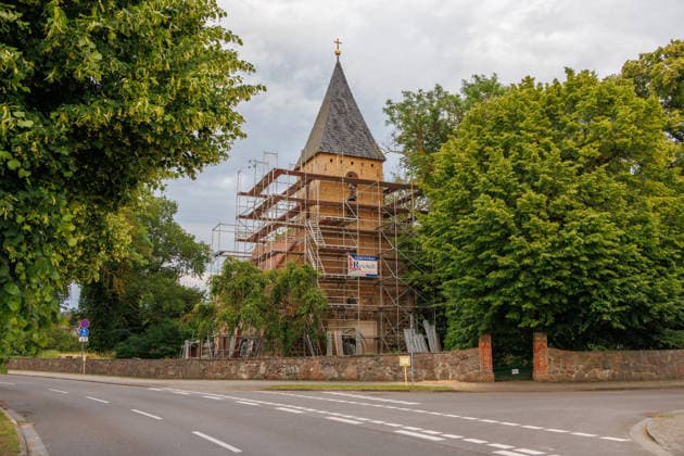 20.06.2026 - Die Kirche in Papendorf bei Pasewalk droht einzustürzen. Um das zu verhindern, sollen Baumaßnahmen stattfinden. Ein Gerüst wurde dafür schon montiert Papendorf Mecklenburg Vorpommern Deutschland *** June 20, 2026 The church in Papendorf near Pasewalk is in danger of collapsing. To prevent this, construction work is scheduled to take place. Scaffolding has already been erected for this purpose. Papendorf, Mecklenburg-Western Pomerania, Germany,detected_source_language